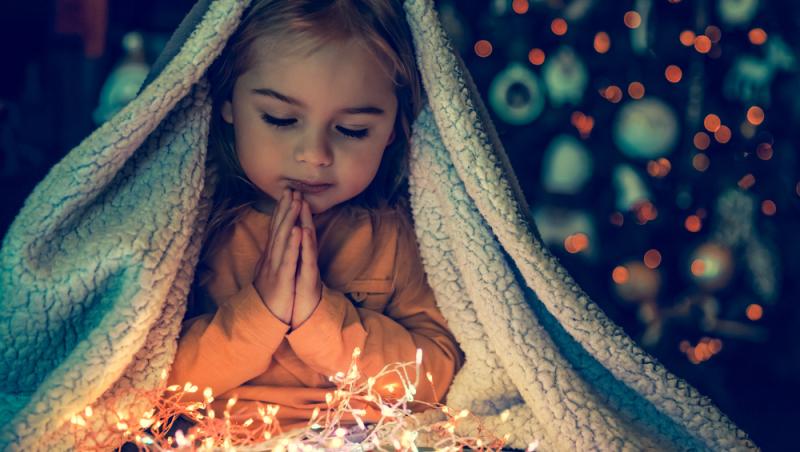 Crăciunul sau ziua de 25 decembrie 2023, când e sărbătorită nașterea Domnului Iisus Hristos, este una foarte importantă pentru creștini. De aceea, dincolo de slujba de la biserică, mulți dintre enoriași rostesc rugăciuni puternice. Nici copiii nu fac excepție. Iată mai multe rugăciuni de Crăciun pentru cei mici.