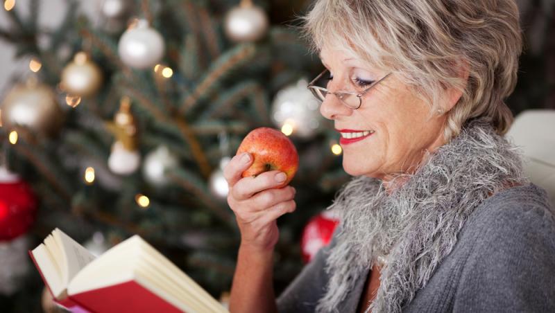Tradiții în Ajunul Crăciunului. De ce e bine să mănânci mere pe 24 decembrie