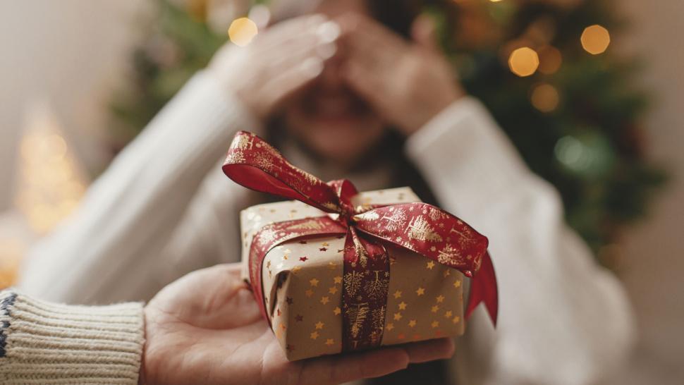 Ce alegeri fac românii pentru cadourile de sărbători. Cum arată topul darurilor preferate de români de Crăciun