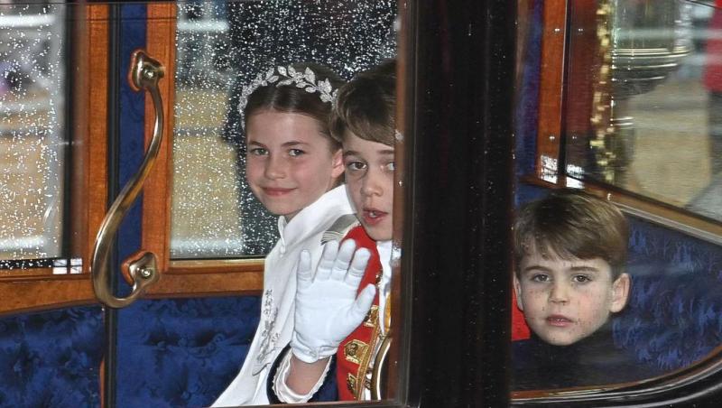 Cum au apărut Prințul George, Prințesa Charlotte și Prințul Louis într-o fotografie alb-negru, de Crăciun. Ce urare au făcut