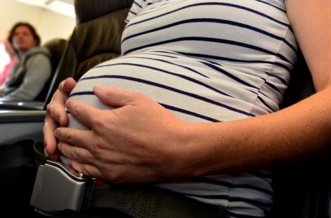 Un bărbat a refuzat să își ofere scaunul din avion unei femei însărcinate și, când au aflat motivul, mulți i-au dat dreptate