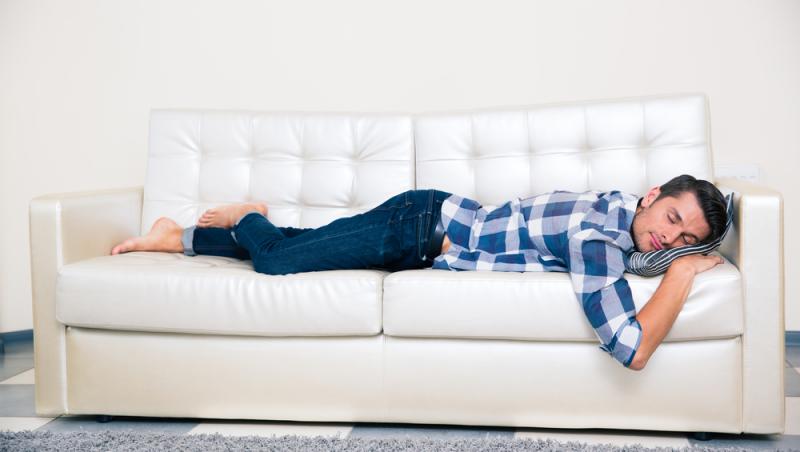 De ce e bine să lenevești pe canapea. Beneficiile pe care acest obicei le aduce sănătății