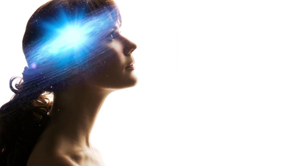 Imagine cu o femeie care are o sclipire în jurul capului ce reprezintă puterea universului