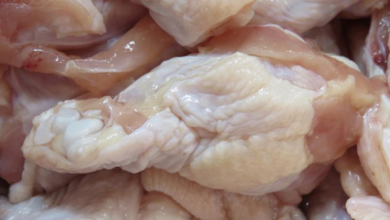 Alerta alimentară! Carne de pui infestată cu Salmonella în mai multe magazine din țară. Care sunt recomandările ANSVSA