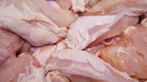 Alerta alimentară! Carne de pui infestată cu Salmonella în mai multe magazine din țară. Care sunt recomandările ANSVSA