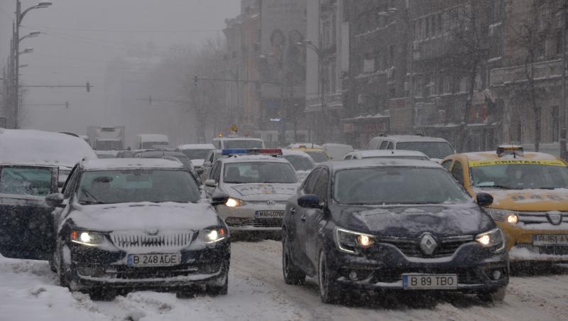 Ninsorile au acaparat România. Ce amenzi riscă șoferii care nu au cauciucri de iarnă pe acestă vreme