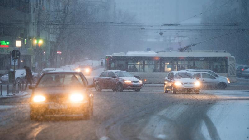 Ninsorile au acaparat România. Ce amenzi riscă șoferii care nu au cauciucri de iarnă pe acestă vreme