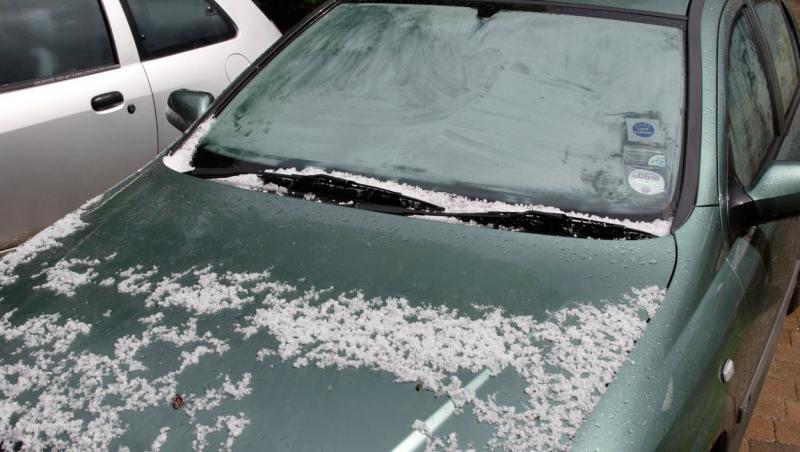 Cum scapi de geamurile aburite ale mașinii când afară e frig și în mașină e foarte cald. Elimină condensul în câteva secunde