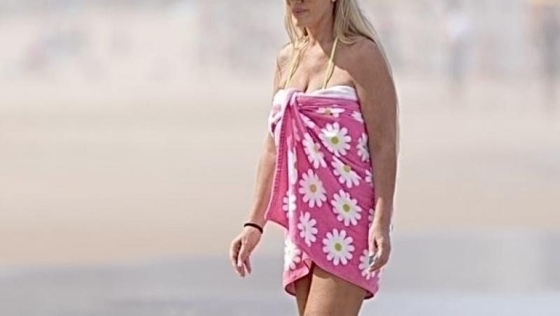 Cea mai sexy bunicuță din lume a făcut furori la plajă. Cum arată chipul femeii și ce vârstă are, de fapt