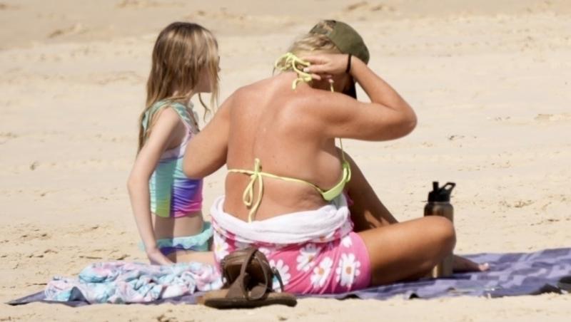 Cea mai sexy bunicuță din lume a făcut furori la plajă. Cum arată chipul femeii și ce vârstă are, de fapt