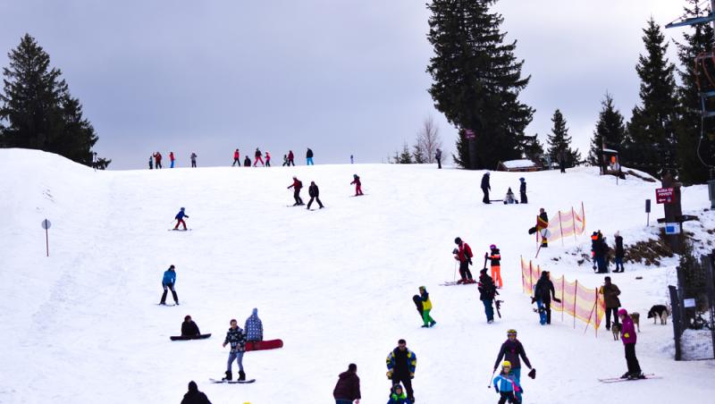 Multe persoane pe o pârtie de schii