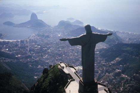 Momentul unic și terifiant în care statuia lui Iisus din Rio de Janeiro este lovită de un fulger imens. Imaginile au ajuns virale