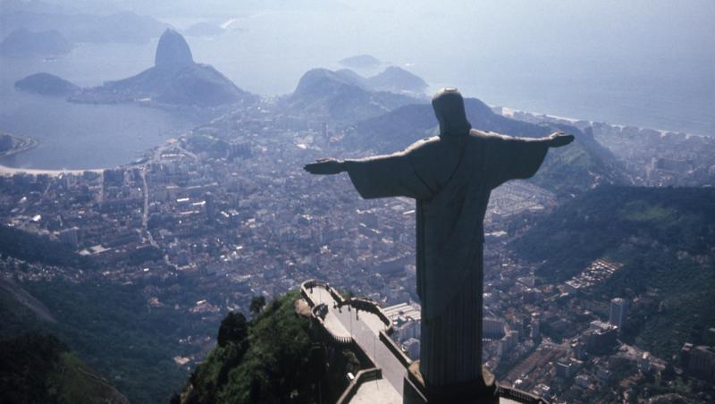 Momentul unic și terifiant în care statuia lui Iisus din Rio de Janeiro este lovită de un fulger imens