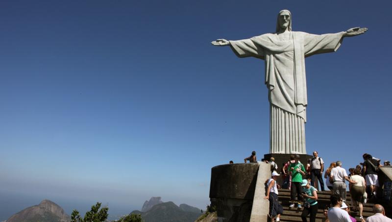 Momentul unic și terifiant în care statuia lui Iisus din Rio de Janeiro este lovită de un fulger imens. Imaginile au ajuns virale