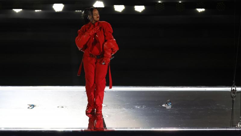 Rihanna, însărcinată a doua oară. Ținuta inedită de la Super Bowl care a lăsat burtica la vedere