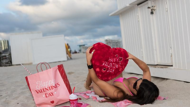 Claudia Romani s-a fotografiat în ipostaze care au încins internetul de Ziua Îndrăgostiților. Așa arată la cei 40 de ani ai săi