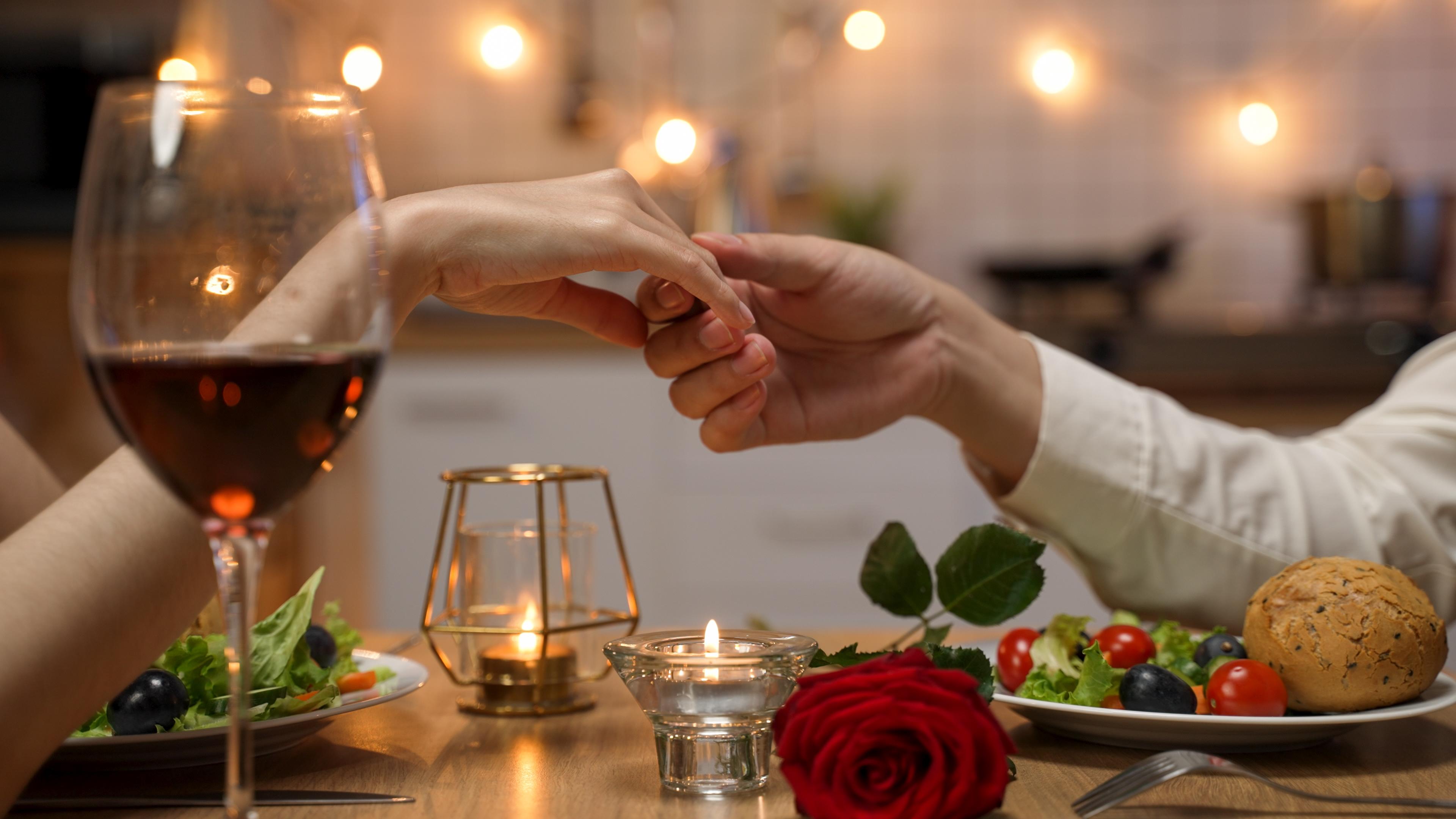 Cât costă o cină romantică în oraş de Valentine’s Day. Rezervările s-au epuizat deja, iar prețurile nu sunt piperate deloc