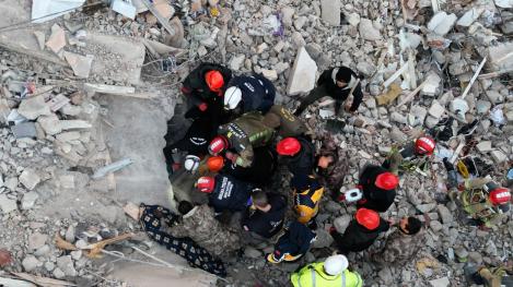 Miracolul de sub dărâmături! O mamă și bebelușul de zece zile au supraviețuit 4 zile sub ruine în urma cutremurului din Turcia