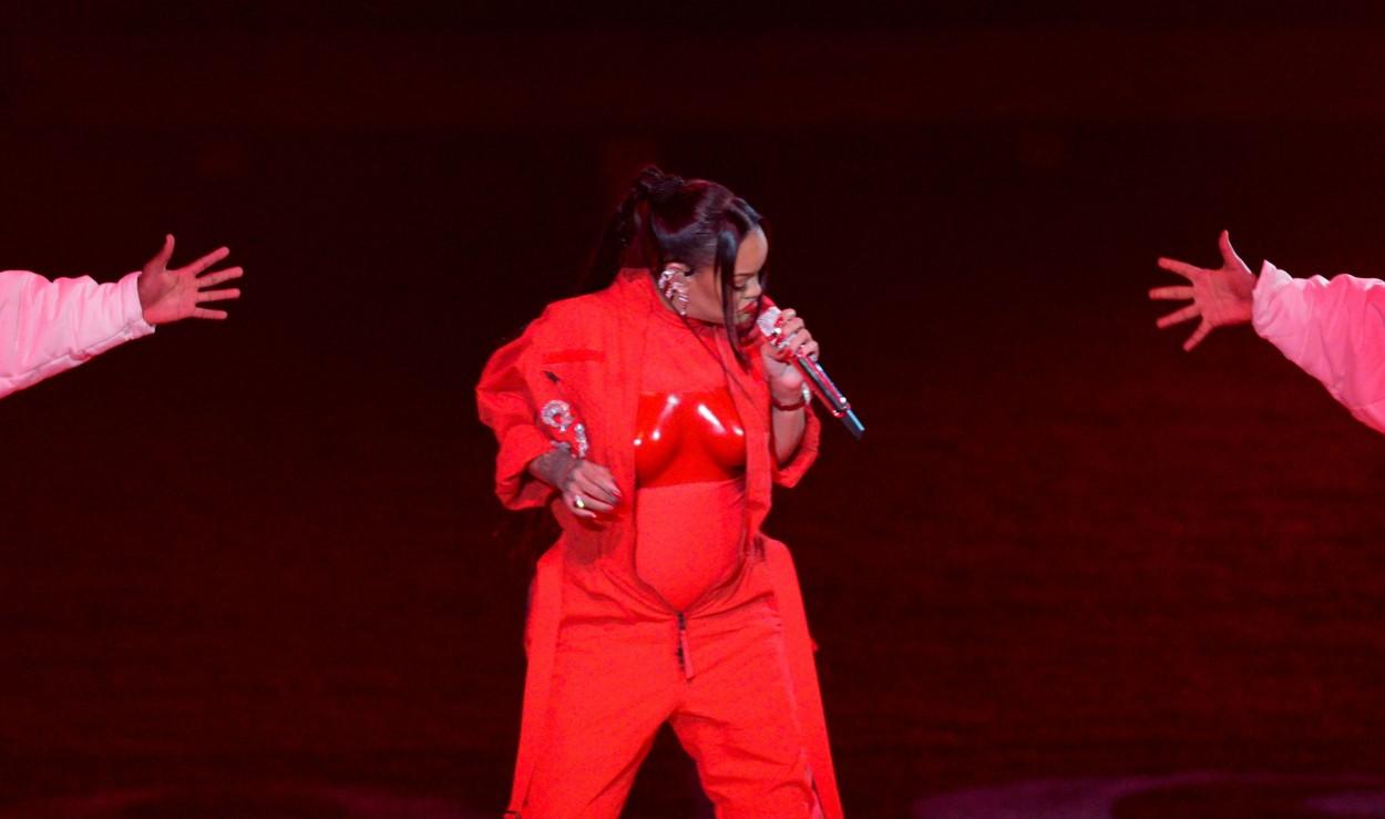 Rihanna pe scena Super Bowl