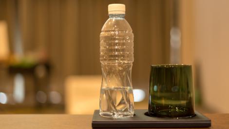 De ce este bine să pui o sticlă cu apă sub pat, când te afli într-o cameră de hotel. Trucul dezvăluit de o însoțitoare de bord