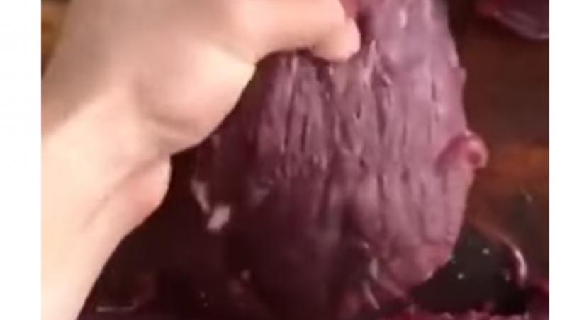 Un bărbat a vrut să-și facă masa, dar când a început, carnea se mișca deși era tăiată. A pus mâna pe telefon și a filmat | VIDEO