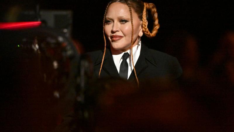 Madonna a avut o apariție controversată la Premiile Grammy de duminică seara. Artista este aproape desfigurată, iar diferența dintre online și realitate este ca de la cer la pământ. Cum au reacționat fanii în mediul online după ce au văzut-o.