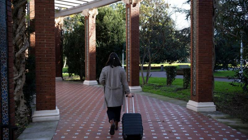 O româncă renunță la iubit și la dorința de-a avea copil ca să plece din țară: „Cu facultate, cu 3 joburi și tot muritor de foame”