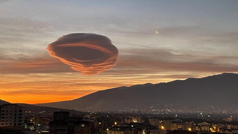 Ce a apărut pe cer în Bursa, la finalul lunii ianuarie, înainte de cutremurele devastatoare din Turcia. Imaginile sunt virale
