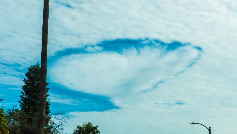 Un bărbat a filmat cercuri albe pe cer și susține că sunt făcute de extratereștri. De ce norii au găuri, de fapt