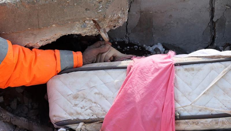 Imagini sfâșietoare din Turcia, unde un tată își ține de mână fiica moartă printre dărâmături. Care e povestea din spatele pozelor