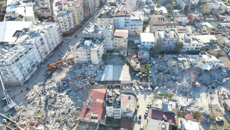 Ce a făcut un reporter pentru o fetiță în timp ce era în direct, când avea loc o replică a cutremurului care a devastat Turcia