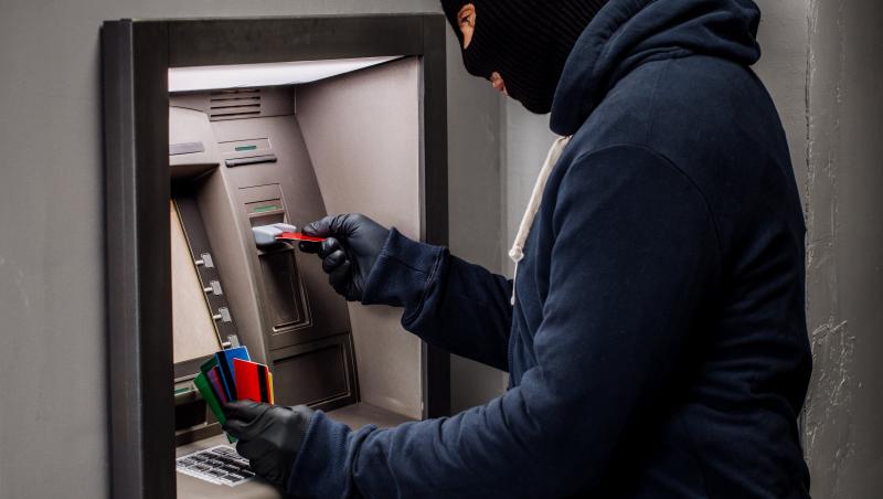Românul care a inventat o tehnică de furat banii din bancomate poate ajunge după gratii. Cât de departe a putut merge
