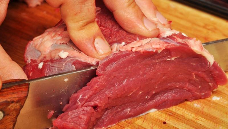 O femeie a pus o felie de carne pe tocător, dar bucata a început să miște! A filmat totul și a arătat dovada | VIDEO