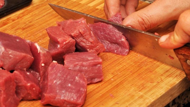 O femeie a pus o felie de carne pe tocător, dar bucata a început să miște! A filmat totul și a arătat dovada | VIDEO