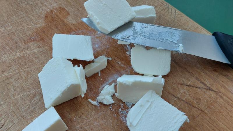 Test rapid. Cum deosebești brânza naturală de cea contrafăcută. Care sunt diferențele și cum recunoști un produs bun