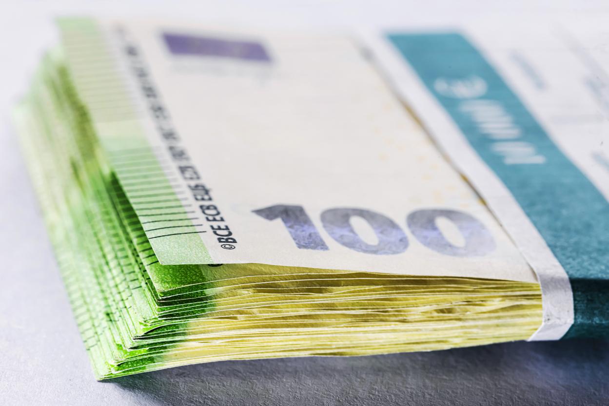 un teanc cu bancnote de 100 de euro