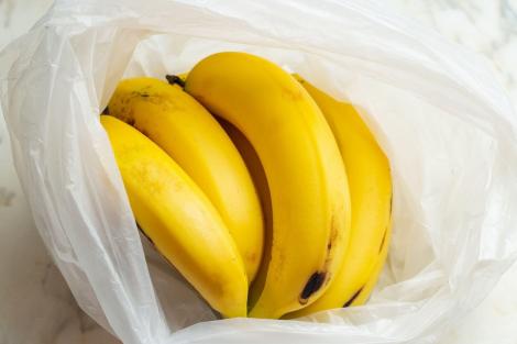 O femeie din Iași a fost înțepată de un scorpion, după ce a cumpărat banane dintr-un supermarket. Ce a urmat