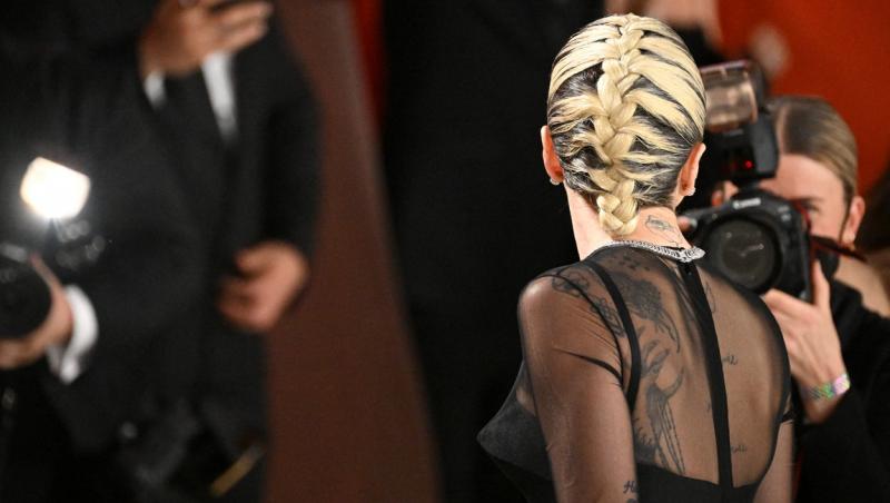 VIRAL | Momentul în care un fotograf cade chiar lângă Lady Gaga, la Premiile Oscar 2023. Ce au surprins camerele de filmat