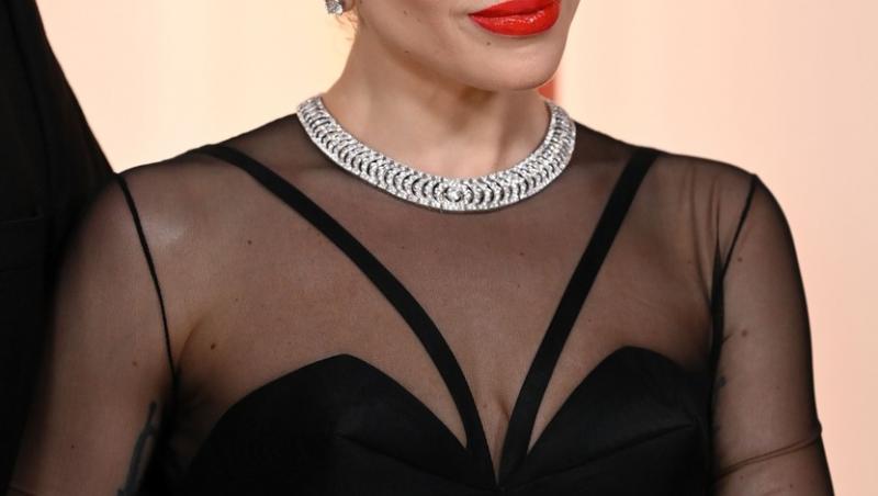 VIRAL | Momentul în care un fotograf cade chiar lângă Lady Gaga, la Premiile Oscar 2023. Ce au surprins camerele de filmat