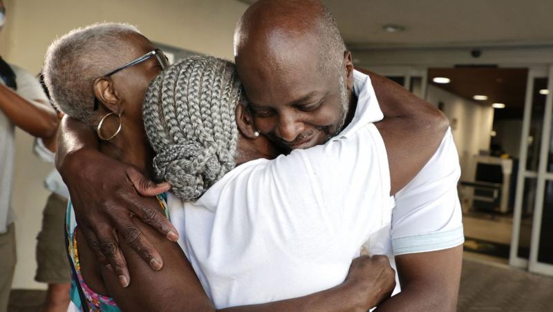 Momentul emoționant în care un bărbat este găsit nevinovat, după 34 de ani petrecuți în închisoare. Cum a reacționat mama lui
