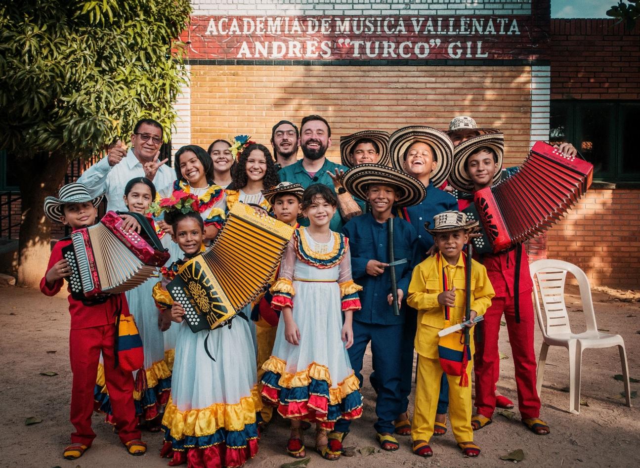 oase alaturi de copii de la academia de musica vallenata, imbracati colorat