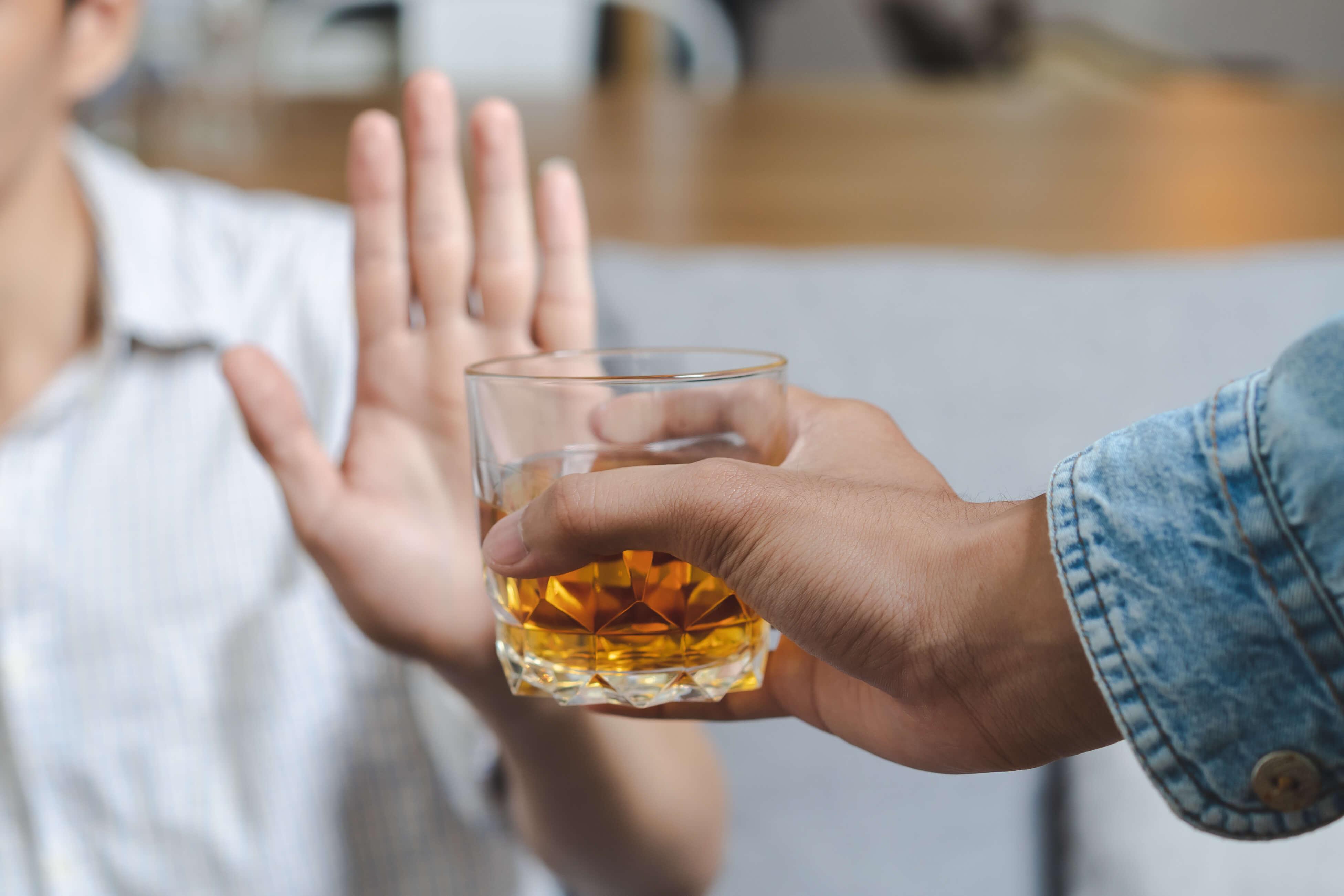 OMS: Nu există o cantitate sigură de a bea alcool. Jumătate din cazurile canceroase sunt cauzate de consumul ușor și moderat