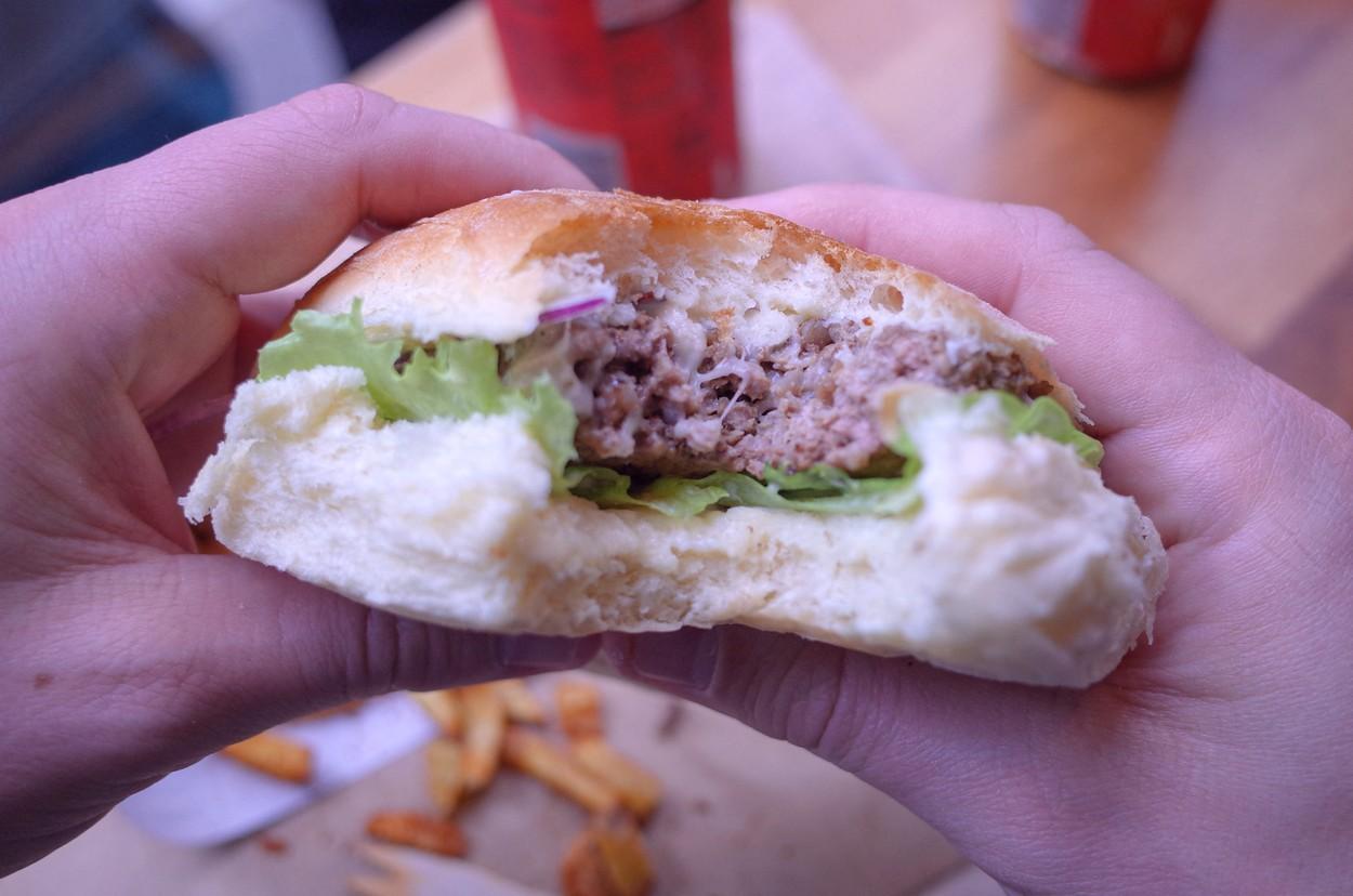 C&acirc;t a plătit un clujean pentru un burger la un restaurant din Rom&acirc;nia. Nu i s-a mai &icirc;nt&acirc;mplat de mult timp asta: &bdquo;Sincer&rdquo;