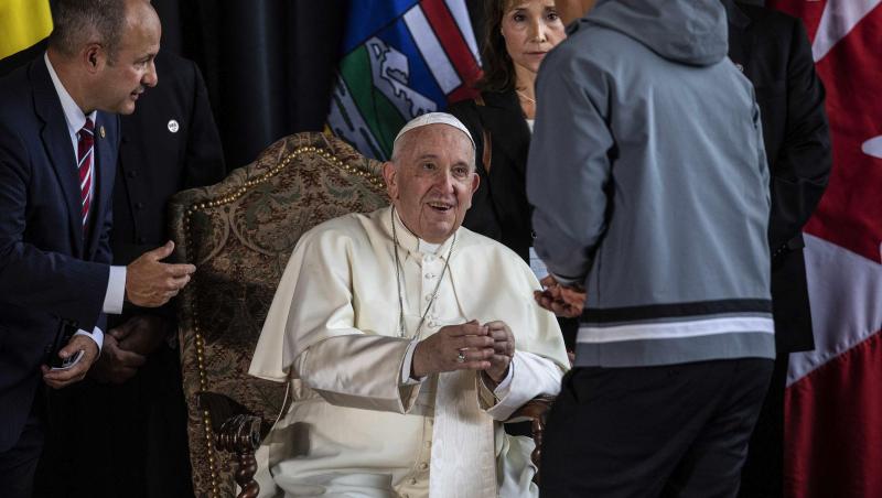 Imaginile cu Papa Francisc care au făcut înconjurul internetului. Suveranul apare îmbrăcat într-o geacă de lux, de ultimă „fiță”