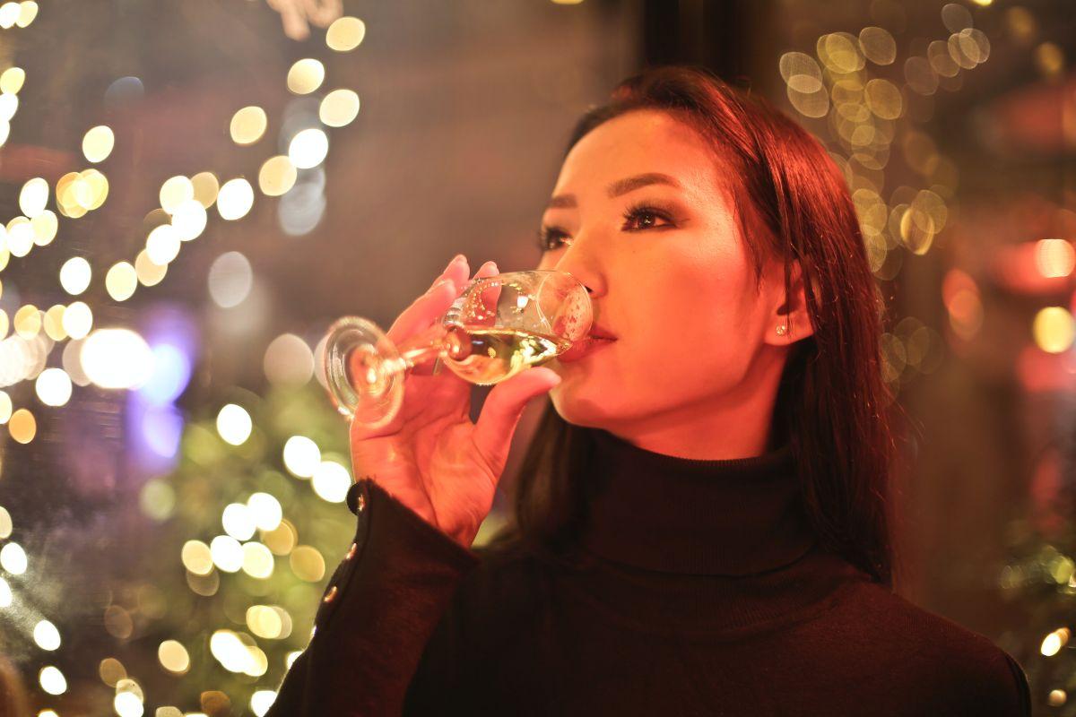 O fată care bea șampanie din pahar