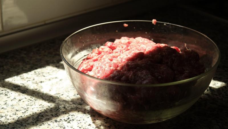 Ce se întâmplă dacă pui bicarbonat de sodiu peste carnea tocată, de fapt. Efectul se vede imediat