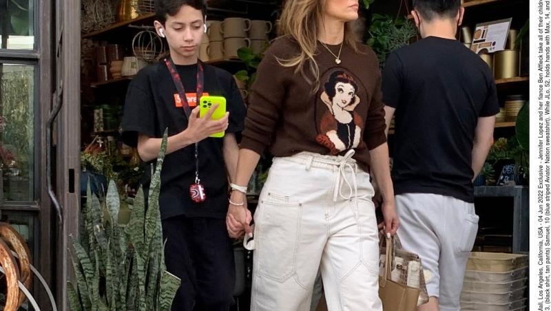 Jennifer Lopez s-a lăsat fotografiată în lenjerie intimă. Cum arată diva la cei 53 de ani