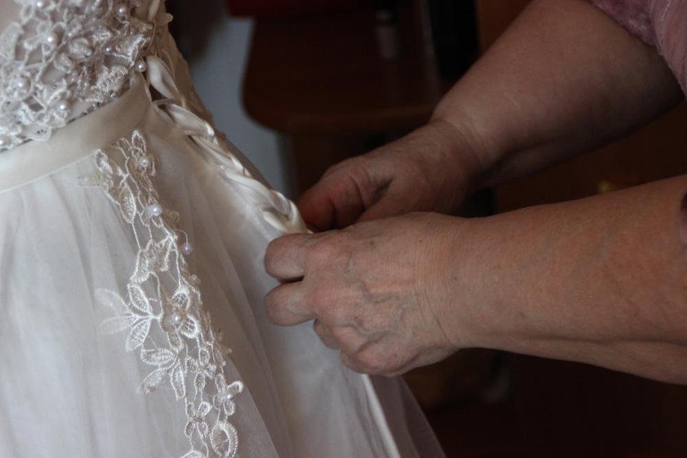 mana unei femei care umbla la rochia de mireasa