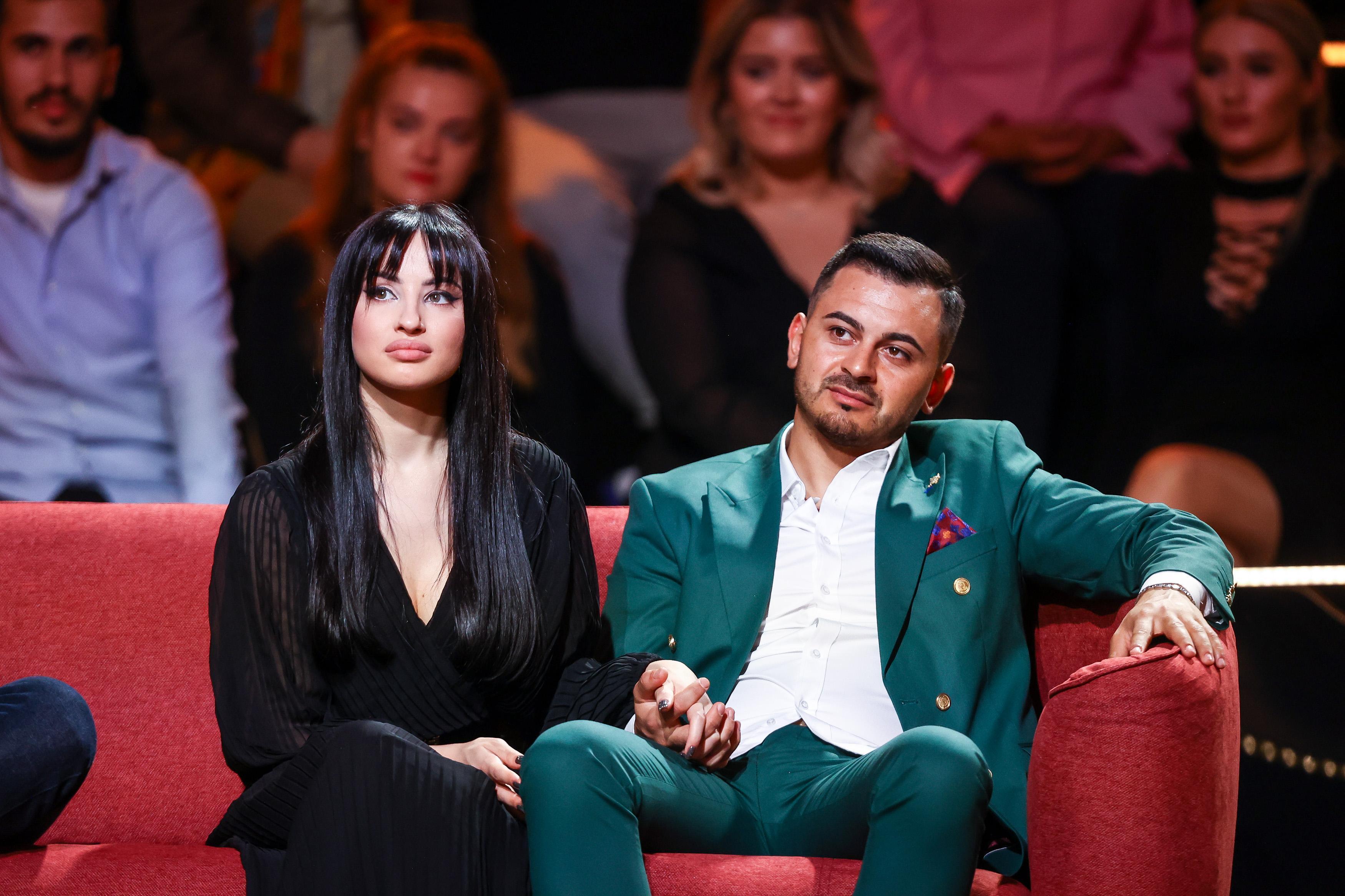 imagine cu Yana si Andrei de la Mireasa sezonul 5, pe canapea rosie