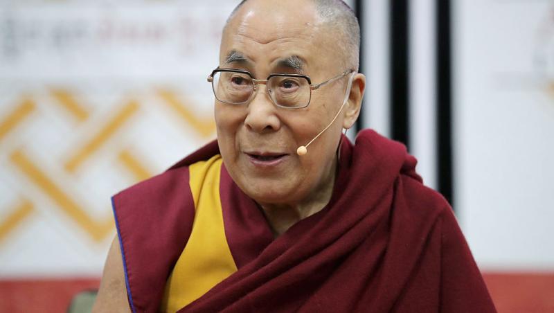 Cine este Dalai Lama și de ce oamenii îl cred un iluminat al timpurilor. Acesta îi spune unui băiat lucruri scandaloase